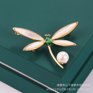 Broches élégantes au tempérament raffiné, incrustées de perles d'eau douce et de zircon avec une libellule en coquillage, bijoux en gros pour robe et manteau - Product Image 3