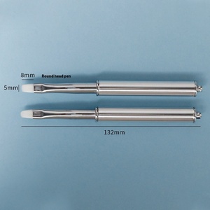 Pinceau plat pour nail art en gel UV avec manche en métal argenté, poils synthétiques et virole sertie pour manucure décorative - Product Image 2
