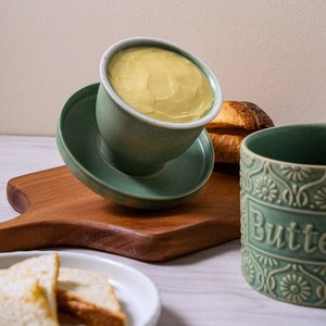 Beurrier en céramique vintage avec couvercle, en grès artisanal, motif gaufré vert, pour la cuisine - Product Image 2