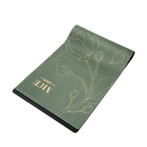 Tapis de yoga en microfibre écologique en caoutchouc naturel imprimé avec un design personnalisé. - Product Image 4