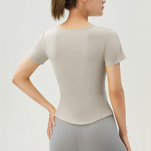 Camiseta de Yoga SUHE TS-008 para Mujer, Manga Corta, Modal, Cuello en V, Color Sólido, Estampado Amarillo, Corte Regular, Ropa Deportiva para Correr y Bailar - Product Image 4