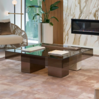 Table à café et à thé en verre artisanal de luxe italienne, durable, design moderne, cadre doré, plateau en métal noir, mobilier d'intérieur pour hôtel