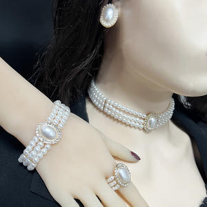 लक्जरी विंटेज मोती गहने महिलाओं के लिए शानदार हीरे-एनक्रस्टेड मिश्र धातु कंगन हार लाइट लक्जरी - Product Image 1