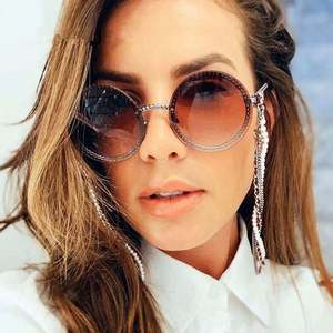 Gafas de Sol Redondas sin Montura para Mujer, Diseño Retro de Moda 2019, con Cadena Metálica - Product Image 1