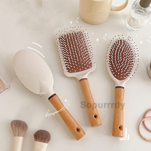 Brosse à cheveux coussinée avec logo personnalisé, design antistatique, idéale pour les femmes, compacte et portable, pour masser le cuir chevelu et prévenir les nœuds. - Product Image 4