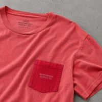 T-shirt rouge léger coupe ample avec poche poitrine, logo imprimé numérique personnalisé, style vintage délavé, manches courtes pour homme