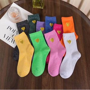 Chaussettes pour femmes brillantes et scintillantes avec broderie de cœur doré, chaussettes mi-hautes douces et décontractées pour filles, chaussettes de mode pour tous les jours - Product Image 4