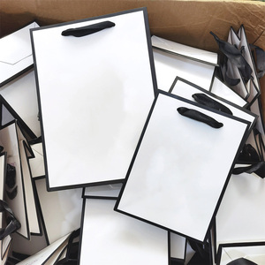 Sacs cadeaux en papier noir mat avec logo personnalisé du fabricant, sacs <span class=keywords><strong>de</strong></span> shopping avec poignées en ruban, sacs en papier <span class=keywords><strong>de</strong></span> <span class=keywords><strong>luxe</strong></span> - Product Image 3