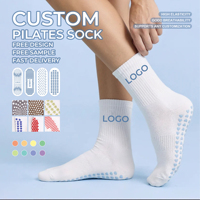 Chaussettes de Pilates respirantes anti-boulochage douces au toucher avec logo personnalisé, fond en tissu éponge blanc, motif cœur, antidérapantes pour le yoga