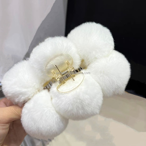 Commercio all'ingrosso di alta qualità ragazza carina pelliccia di coniglio pinze per capelli inverno autunno peluche accessori per la pesca all'aperto uso casuale - Product Image 3