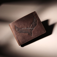 Dompet Kulit Sapi Vintage Crazy Horse untuk Pemburu, Dompet Lipat Dua dengan Pola Hewan Berukir Laser dan Kompartemen Koin dengan Kancing.