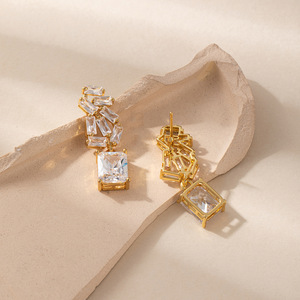 Pendientes de Cristal con Baño de Oro, Diseño Irregular en Forma de Lágrima, Joyería para Mujer, Primavera 2026 EDB-082 - Product Image 2