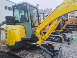 Mini-excavatrice Yanmar 35 d'occasion (90% neuve), robuste, fabriquée au Japon, 3,5 tonnes, avec accessoire marteau hydraulique et pince. - Product Image 3