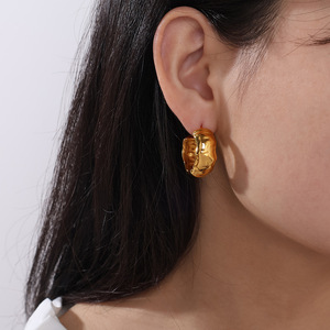 Pendientes de Aro Geométricos Dorados, Diseño Irregular, Unisex, para Uso Diario - Product Image 4