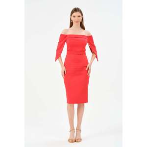 Vestido de noche Saks tipo lápiz con hombros descubiertos, satén, cintura natural, rojo - Product Image 1