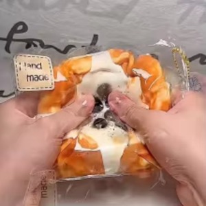 NOUVEAU Jouet Squishy Carré TikTok Viral en Forme de Perle de Sucre Noir - Cadeau Anti-Stress Collant Thème Alimentaire pour Adultes - Product Image 2