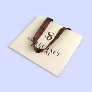 Sacs cadeaux en papier personnalisés de haute qualité, directement de l'usine, pour l'emballage de boutiques de détail, avec une poignée solide, vente en gros - Product Image 3