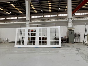 Puerta de Garaje de Diseño Francés Modelo Flagship Jennifer de FrenchPorte, Fabricada en Vidrio y Aleación de Aluminio - Product Image 3