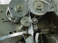 Machine à emballer automatique de sachets de thé à une seule chambre avec système d'étiquettes thermoscellables Machine de remplissage sans colle Machine à sceller
