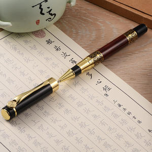 Bolígrafo de Metal Rojo con Detalles en Negro, Impresión de Logotipo Personalizado, Bolígrafo de Rodillo de Metal - Product Image 2