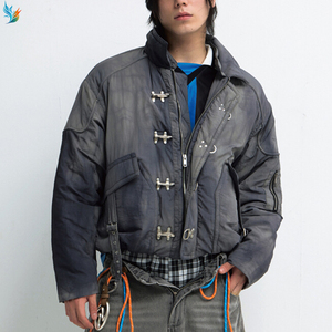 Chaqueta Bomber Acolchada para Hombre con Correa Desestructurada, Estilo Urbano, Degradado, Hebilla Metálica y Efecto Desgastado - Product Image 1
