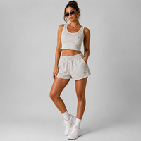 Ensemble décontracté deux pièces tendance streetwear pour femme, été 2026, avec logo personnalisé, débardeur court rayé et short à fermeture éclair avec ceinture, haute qualité