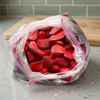 Premium gevriesdroogde hele aardbeien en -kruimels, natuurlijk fruit, vacuüm verpakt voor bulkverpakkingen en als ingrediënt voor snacks en voedsel.