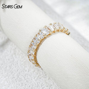 Bague éternelle de luxe empilable style demi-entier demi-extérieur StarsGem en or massif 10K plaqué rhodium avec diamant de laboratoire taille émeraude 3,39 carats au total - Product Image 3