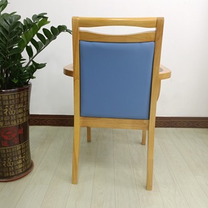 Silla de madera maciza con asiento tapizado en azul para sala de estar y uso de personas mayores - Product Image 3