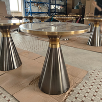 Table d'appoint contemporaine 2026 présentant un élégant plateau en pierre frittée et une base en métal sculpté, élégante et simple