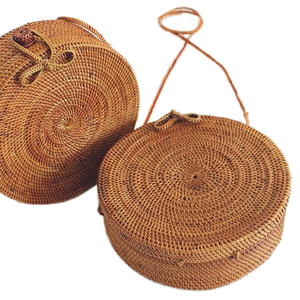 กระเป๋าชายหาดหวายสานบาหลีขายส่ง งานฝีมือจากอินโดนีเซีย ปิดด้วยซิปและกระดุม กระเป๋าแฟชั่นประดับดอกไม้ลูกปัดและโซ่ - Product Image 1