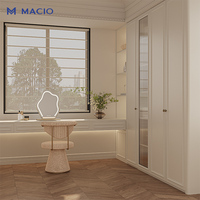 MACIO Dressing sur mesure blanc luxueux pour systèmes de rangement de vêtements, intégrant les dernières conceptions de placards pour chambre à coucher avec coiffeuse