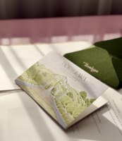 Carte de nom de table personnalisée en papier 300 g/m² avec impression de luxe, gaufrage texturé et dorure à chaud pour événements professionnels et mariages