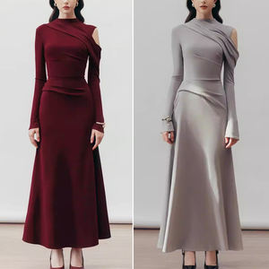 <span class=keywords><strong>Abito</strong></span> Lungo <span class=keywords><strong>in</strong></span> <span class=keywords><strong>Maglia</strong></span> Minimalista <span class=keywords><strong>Rosso</strong></span> Vino 2024, Elegante Vestito Plissettato Aderente con Spalle Scoperte - Product Image 4