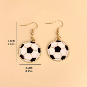 Boucles d'oreilles créatives au design football, en alliage de zinc plaqué or, durables et polyvalentes, accessoire unisexe pour les fans de <span class=keywords><strong>sport</strong></span> et les soirées. - Product Image 4
