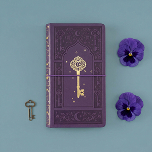 Diario de Terciopelo Esmeralda Gótico LABON Griffin A5, Tapa Dura, Grimorio Místico con Estampado Holográfico y Bordes Dorados Iridiscentes - Product Image 1