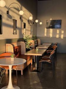 Ensemble de meubles de restaurant en bois moderne avec structure métallique et dossier en rotin pour salle à manger - Product Image 1