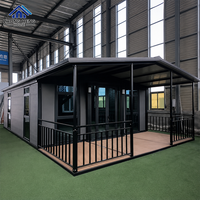 Bâtiment modulaire personnalisé avec terrasse extérieure couverte et multiples fenêtres pour une vie de villégiature, maison préfabriquée