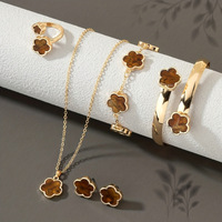 Parure de bijoux en alliage de zinc or et argent quatre pièces avec collier, boucles d'oreilles et bracelet pour femme