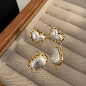 Pendientes de tuerca coreanos retro barrocos al por mayor, chapados en oro, ovalados con perlas nupciales, joyería de aleación de moda para mujer - Product Image 3