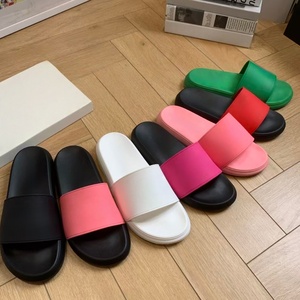 Pantuflas McQueenes de verano para mujer, estilo casual para el hogar, suaves y cómodas, con un ajuste ceñido al pie, sencillas y delicadas. - Product Image 1
