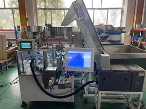 Máquina de inserción de tapa de plástico de alta velocidad poner revestimiento de aluminio y anillo de seguridad en la máquina tapadora de tapas - Product Image 2