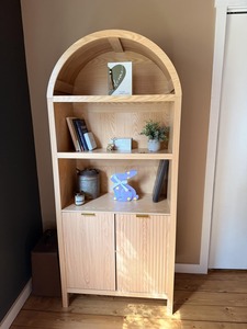 Armoire de rangement moderne en bois cannelé à arceaux hauts avec portes pour cuisine, salon et salle à manger - Product Image 4