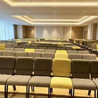 Chaises d'auditorium empilables en gros, chaises d'église modernes en tissu durable, adaptées aux églises, théâtres et hôtels