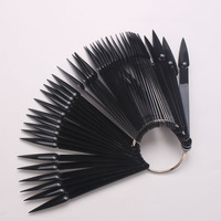 50 cartes d'échantillons de couleur pour ongles en forme de stiletto sur un présentoir professionnel pour la référence en art des ongles