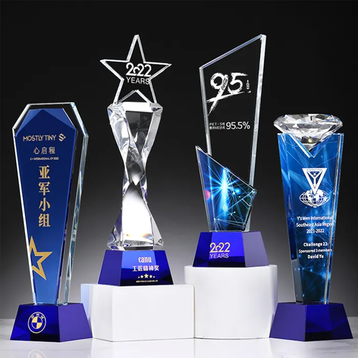 Nouveau design de médailles de sport professionnel en usine Trophées souvenirs Trophées étoile en forme de diamant Trophée en cristal de verre bleu vip avec logo