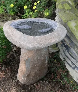 Gewoon Moderne Decoratieve Outdoor Tuin Achtertuin Handgemaakte Natuurlijke Rivier Steen Gepolijst Binnenkant Twee Vis Sculptuur Vogel Bad