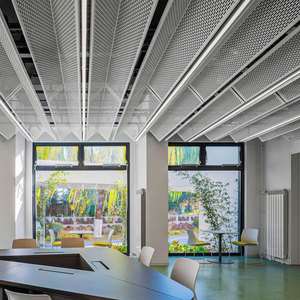 Panneaux acoustiques perforés pour bureaux, design minimaliste, installation par collage - Product Image 6