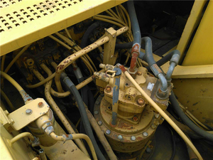Excavatrice d'occasion Caterpillar 325B 325BL en bon état de fonctionnement, moteur Cummins, boîte de vitesses, roulement, godet de 1,7 m, poids opérationnel de 25 tonnes - Product Image 6