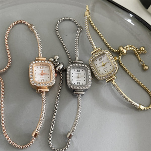 นาฬิกาควอตซ์อะคริลิกทรงสี่เหลี่ยมเล็กแบบใหม่ เป็นมิตรกับสิ่งแวดล้อม สำหรับเด็กผู้หญิง นาฬิกาข้อมือผู้หญิงดีไซน์หรูหราสำหรับสุภาพสตรี - Product Image 3